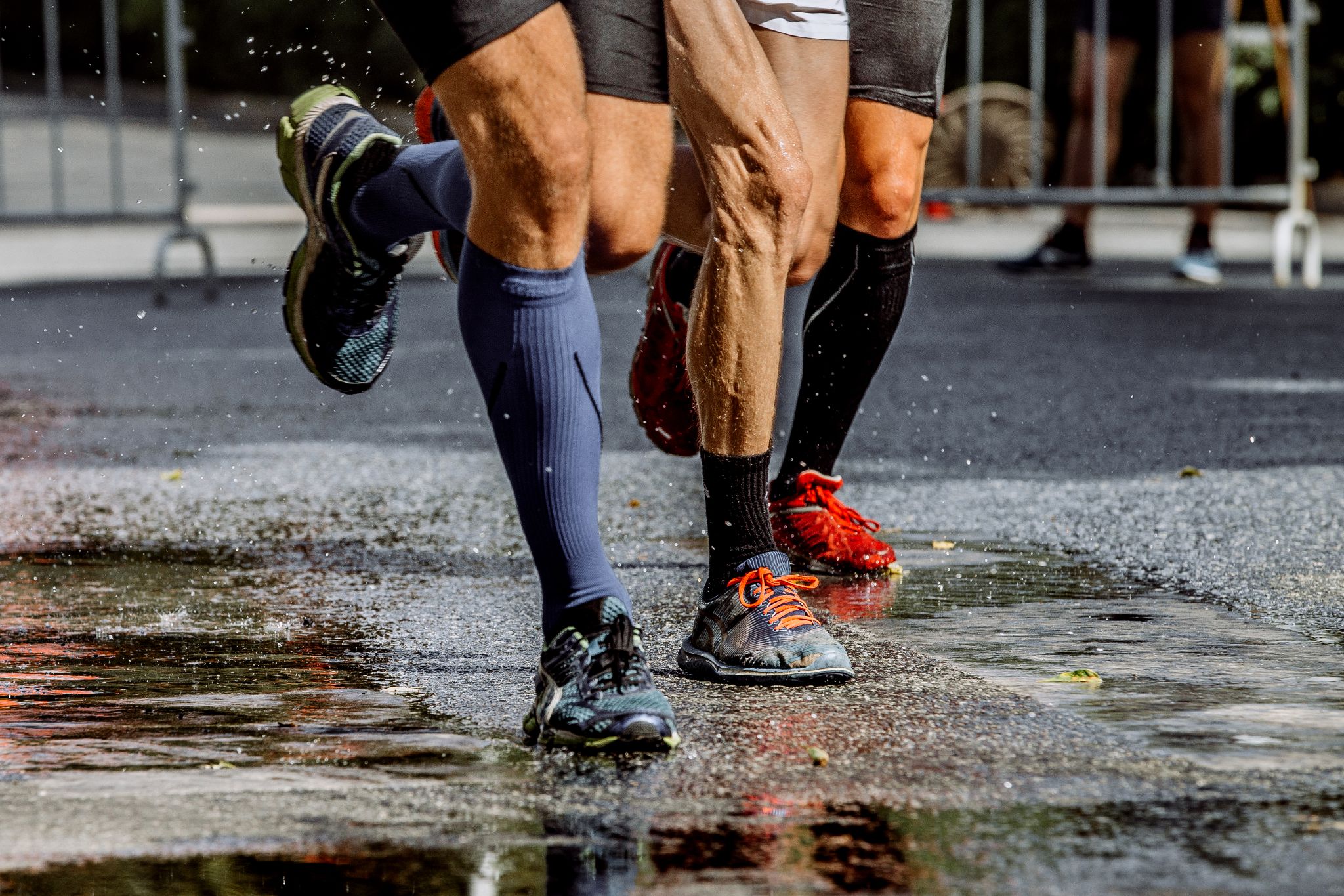 Under running. В носках по асфальту. Кроссовки после марафона. Бегуны в модных носках. Ноги бегунов в высоких носках.