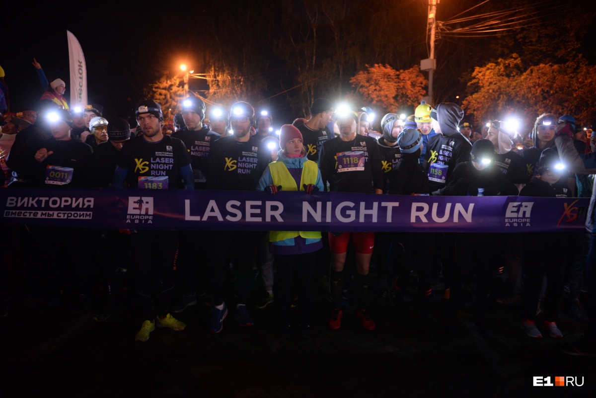 Для бега в темное время суток надевайте одежду со светоотражателями или налобный фонарик 