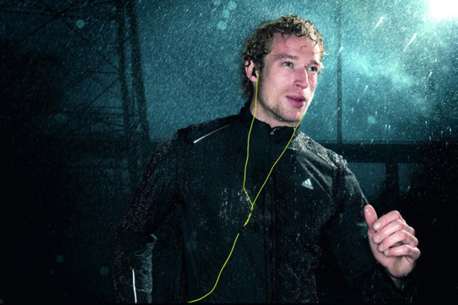 Бегая в наушниках, помните о безопасности. Рискуете не услышать автомобиль или велосипедиста, идущего на обгон