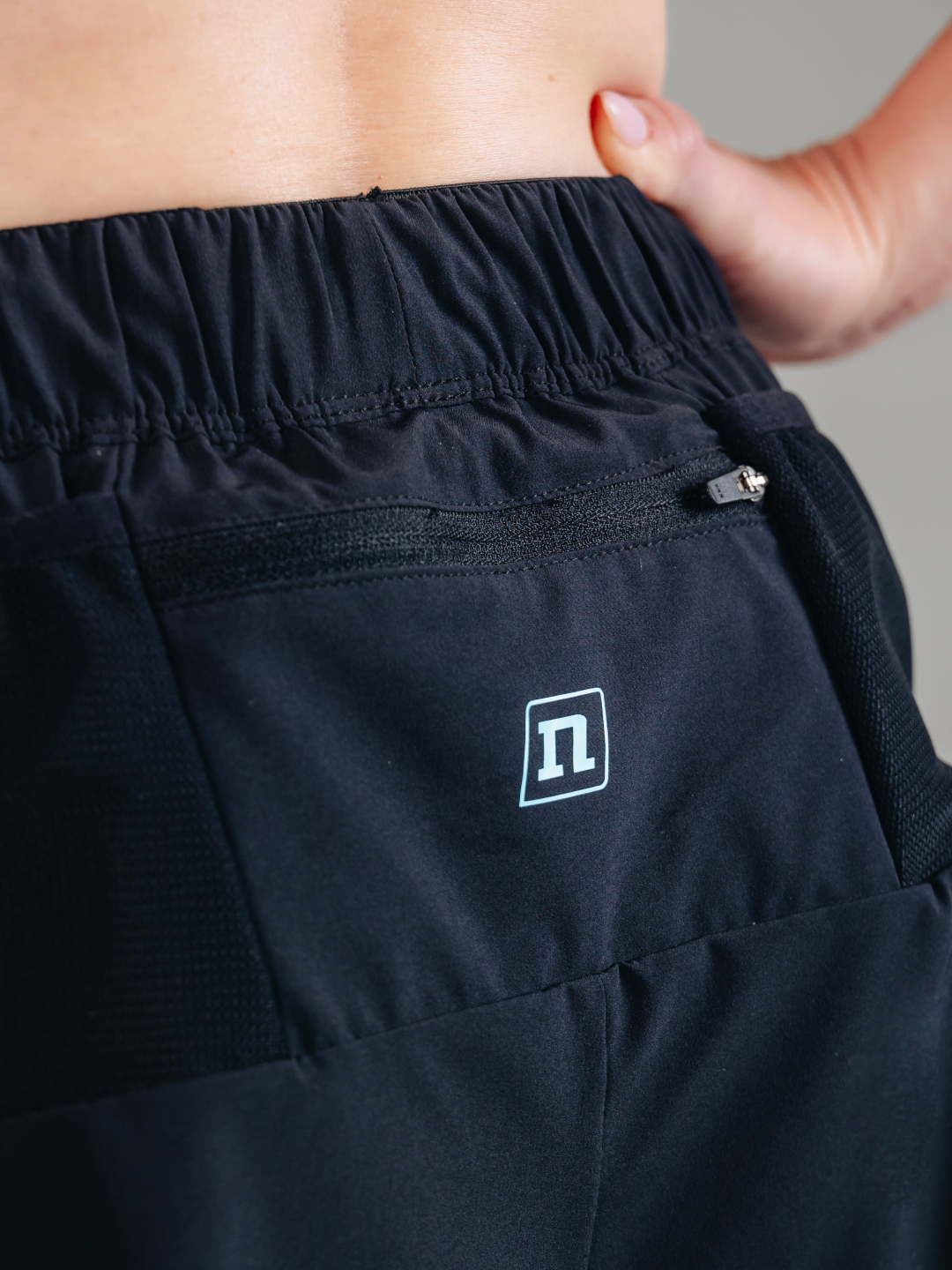 Женские спортивные шорты Noname Runova Shorts 26 черные - 5