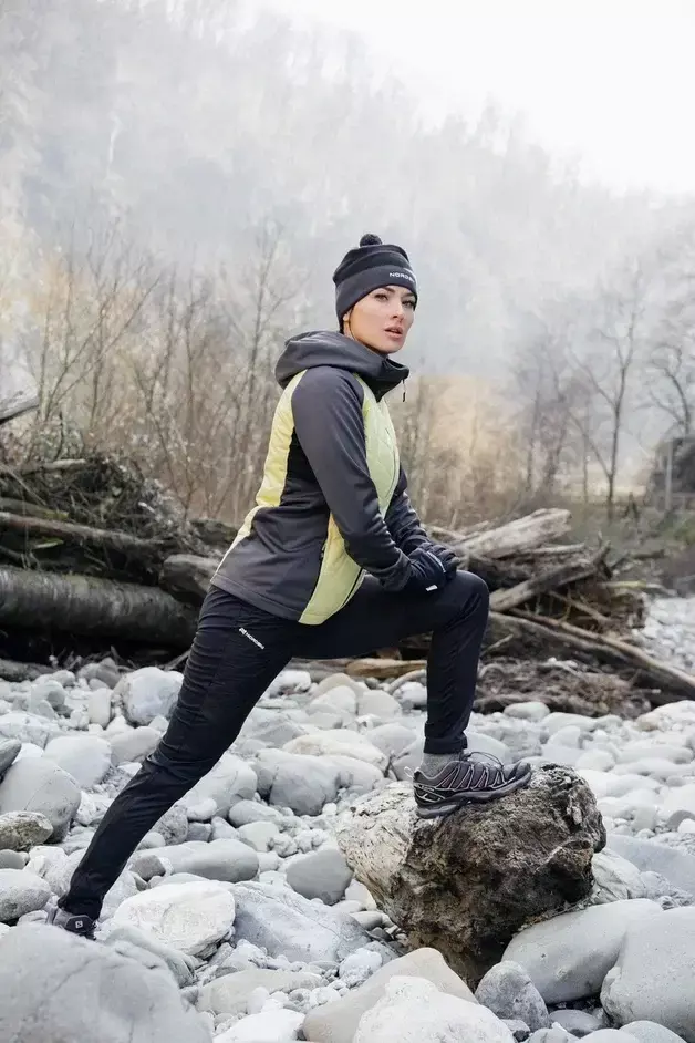 УЦЕНКА-Женская тренировочная куртка с капюшоном Nordski Hybrid Hood black-yellow - 12