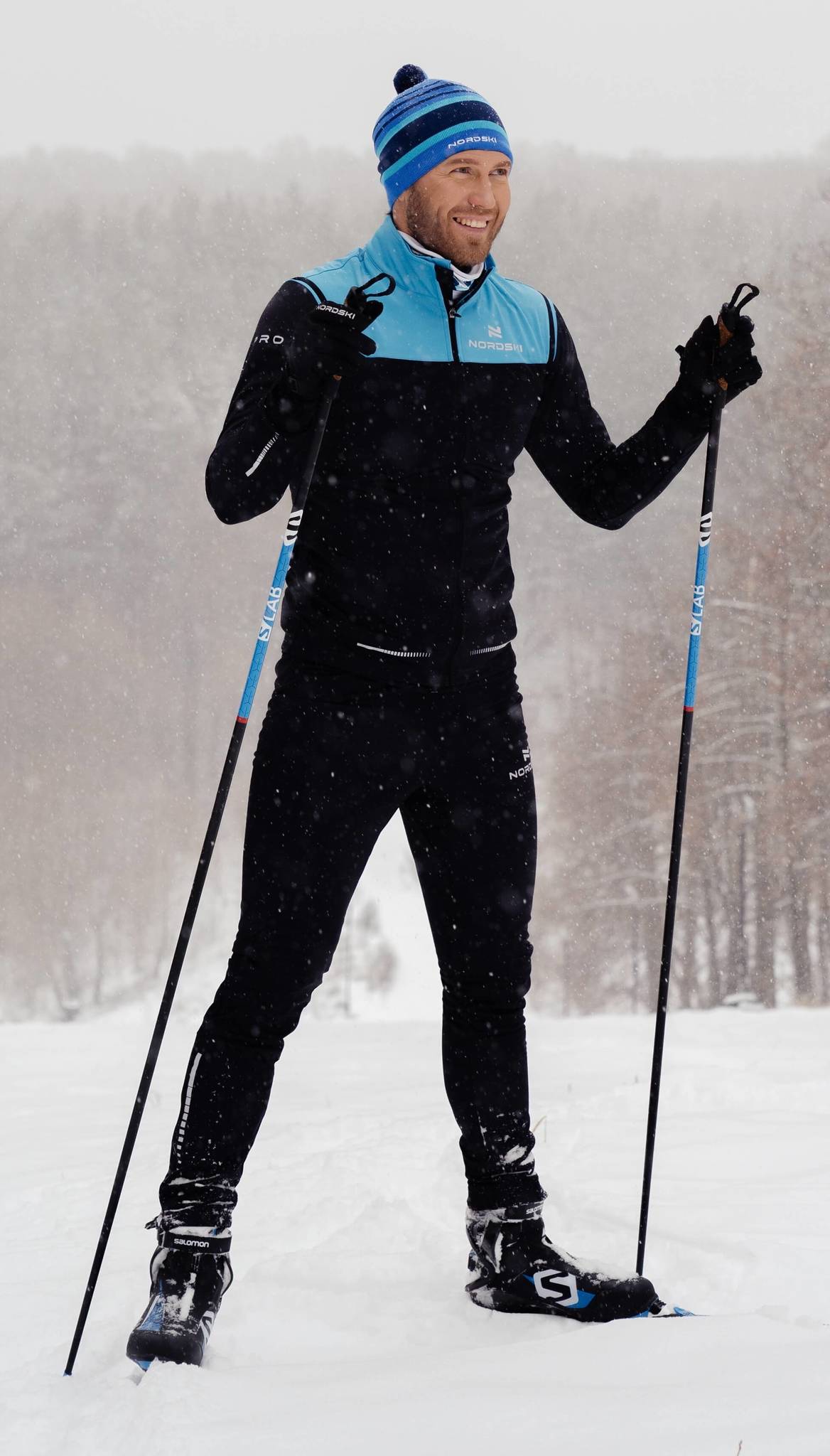 Лыжник цена. Разминочные брюки Nordski Pro Black nsm512100. Nordski Pro лыжный костюм. Лыжные брюки Nordski Pro. Лыжный комбинезон Nordski.