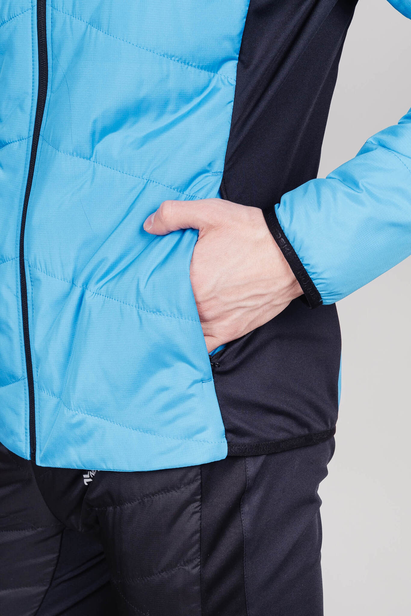 Мужская тренировочная лыжная куртка для бега зимой с капюшоном Nordski Hybrid Warm light blue-black - 6